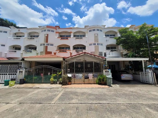    ขายทาวน์เฮ้าส์ โครงการ แฮปปี้แลนด์ แกรนด์วิลล์ ลาดพร้าว 101  ห่างจาก เซ็นทรัล อีสต์วิลล์ 4.70 กม.  ซอย ลาดพร้าว 101 ซอย 53 ถนน ลาดพร้าว แขวง คลองจั่น เขต บางกะปิ จังหวัด กรุงเทพมหานคร  ราคาโปรโมชั่น  3,781,000   บาท    ลดจาก  4,200,000    บาท ราคาโปรโมชั่นตั้งแต่วันที่  2 มีนาคม - 31 พฤษภาคม 2569  รายละเอียดทรัพย์ -  เนื้อที่ 28.30 ตร.ว.   พื้นที่ใช้สอย 260.00 ตร.ม. -  4 ห้องนอน 5 ห้องน้ำ   -  ที่จอดรถ 1 คัน -  บ้านหันไปท