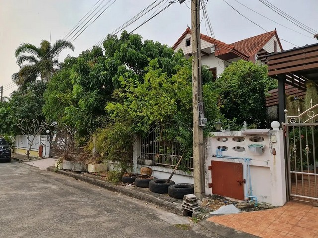   ขาย บ้านเดี่ยว/ทาวน์เฮ้าส์/คอนโด โครงการ ขาย บ้านเดี่ยว มหาชัยเมืองทอง สมุทรสาคร   ถนน สมุทรสาคร-โคกขาม (ทล.3432) ตำบล บางหญ้าแพรก อำเภอ เมืองสมุทรสาคร จังหวัด สมุทรสาคร   ราคาโปรโมชั่น 2,791,000     บาท     ลดจาก  3,440,000    บาท ราคาโปรโมชั่นตั้งแต่วันที่  2 มีนาคม - 31 พฤษภาคม 2569  รายละเอียดทรัพย์ -  เนื้อที่  70.20 ตร.ว.   พื้นที่ใช้สอย 209.75 ตร.ม. -  4ห้องนอน  2ห้องน้ำ  -  บ้านหันไปทางทิศ ใต้  พิกัดทรัพย�