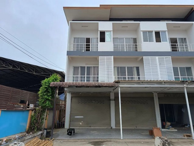    ขายอาคารพาณิชย์ สารภี เชียงใหม่  ห่างจาก บิ๊กซี ซูเปอร์เซ็นเตอร์ หางดง 1 เพียง 7.20 กม.   ถนน เลี่ยงเมืองเชียงใหม่รอบนอก (ทล.121) ตำบล ท่าวังตาล อำเภอ สารภี จังหวัด เชียงใหม่  ราคาโปรโมชั่น  3,813,000    บาท    ลดจาก  4,400,000   บาท ราคาโปรโมชั่นตั้งแต่วันที่  2 มีนาคม - 31 พฤษภาคม 2569  รายละเอียดทรัพย์ -  เนื้อที่ 48.10 ตร.ว. พื้นที่ใช้สอย 192.00 ตร.ม. -  บ้านหันไปทางทิศ เหนือ  พิกัดทรัพย์ : https://maps.app.goo.gl/x7LcHQkKdrdwjqjT6  �