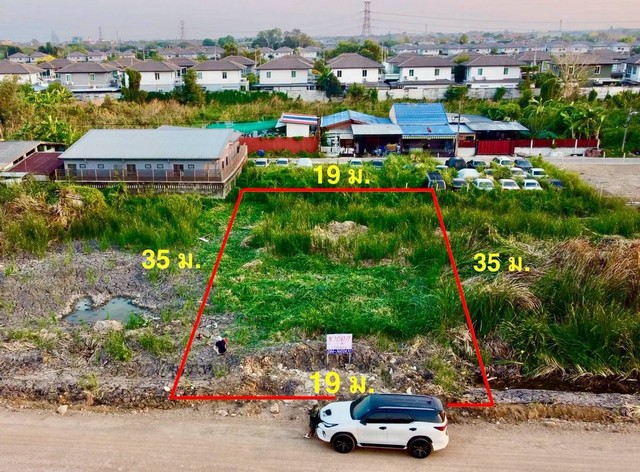 ขายที่ดิน คลองสาม 162 ตร.ว. ( ราคาถูก )ที่ดินแปลงสวย พื้นที่ 1 งาน 62 ตร.ว. หน้ากว้าง 19 เมตร ลึก 35 เมตรกำลังสร้างถนนใหม่ ซอย 1/15-1 ถนนกว้าง 7 เมตร ทำเลดี สามารถทำประโยชน์ได้หลายอย่าง  สร้างบ้านอยู่ก็เหมาะมากเลย มี 7-11 หน้าปากซอย ด้านคลองแอนออกคลองสองได้   ถ้าทำถนนเสร็จไม่ได้ราคานี้แน่นอนครับ    พิกัดตำแหน่ง -ซอย 1/15-1 -ต. คลองสาม-อ. คลองหลวง-จ. ปทุมธานี https://maps.app.goo.gl/Q46rrhFBQ7e1R5f87?g_st=ic        เสนอราคาข�
