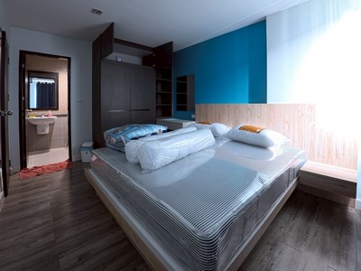 G Condo ตึก C เฟส 1 หลบเสียงทางระไฟ 32 ตร.ม. (ไม่ใช่ห้องเล็กสุด) ใจกลางเมืองศรีราชา ใกล้แหล่งชุมชน.TPI-2980.รายละเอียดโครงการ- โครงการ : G Condo เฟส 1- Google Maps : https://maps.app.goo.gl/GLuonbfgQpvsXqny8 (13.14818, 100.94405)- ตึก : C- ชั้น : 7- ระเบียง : ทิศ ตะวันออก (ตัวตึกไม่ติดทางรถไฟ)- วิว : สวนโครงการ- ขนาด : 32.01 ตารางเมตร (ไม่ใช่ห้องเล็กสุด).- 1 ห้องนอน 1 ห้องน้ำ- พร้อมหิ้วกระเป๋าเข้าอยู่ได้เลย- อยู่ใกล้ 7-11, Mini Big C- เดินทางสะดวก- Key Card เข้าแต่ละอาค