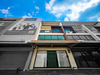 หาไม่ได้แล้วตึกแถวอาคารพาณิชย์ติดถนนสุขุมวิท !! ขายถูกตึกแถวอาคารพาณิชย์ 3 ชั้น เนินพระระยอง 23.8 ตร.วา ใช้สอย 150 ตร.ม.ทำเลคึกคัก เหมาะลงทุนและพักอาศัย !!.TPI-2975.Location : แผนที่Https://maps.app.goo.gl/ByUaJeHsNLnqWVxSA.รายละเอียดทรัพย์ : สภาพดี พร้อมใช้งาน- อาคารพาณิชย์ 3 ชั้น หน้ากว้างติดถนนใหญ่สายหลัก- ขนาดที่ดิน 23.8 ตารางวา- พื้นที่ใช้สอย 150 ตารางเมตร- 2 ห้องนอน- 1 ห้องประชุม (สัดส่วนชัดเจน)- 1 ห้องอเนกประส