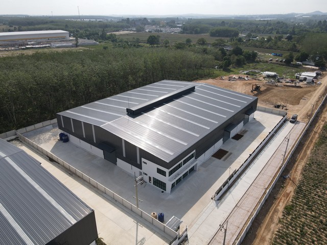 RK0912 โรงงานสร้างใหม่ให้เช่า 3000 ตารางเมตร ออฟฟิศ 2 ชั้น  ซอยนิคมพัฒนา 8 ตำบลพนานิคม จังหวัดระยองโรงงาน   ซอยนิคมพัฒนา 8 ตำบลพนานิคมนิคมพัฒนาซอย8 ต.พนานิคม อ.นิคมพัฒนา จ.ระยองพื้นที่สีเหลือง 3 ไร่ 200 ตารางวา3000 ตารางเมตร  60*48 เมตร พื้นรับน้ำหนักได้ 3 ตันต่อตารางเมตรออฟฟิต 2 ชั้น ชั้นละ 6*12 เมตรพื้นที่ออฟฟิตรวม 144 ตรม สร้างเสร็จ พร้อมเข้าใช้งานไฟ 3 เฟส 250kva น้ำ 40 คิวต่อวันขาย 50,000,000 ล้า�