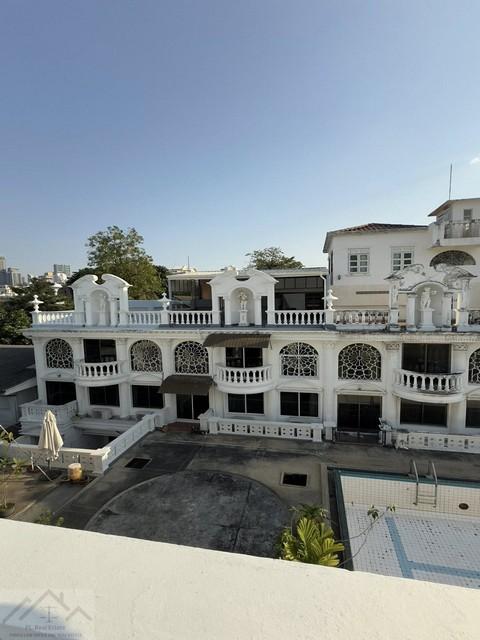 ให้เช่าทาวน์โฮม 4 ชั้น โครงการ Leo Classic Place ใจกลางทองหล่อ 49 ใกล้โรงพยาบาลสมิติเวช สุขุมวิทราคาเช่า 58,000 บาท / เดือน ( สัญญาขั้นต่ำ 1 ปี ) ( บ้านเปล่า ไม่มีเฟอร์นิเจอร์ )ที่ตั้ง ถนนสุขุมวิท ซอยสุขุมวิท 49 แขวงคลองตันเหนือ เขตวัฒนา กรุงเทพมหานครติดต่อ : คุณภัสพงณ์ 0634098164Line : deedee23https://www.facebook.com/profile.php?id=61581484955548พื้นที่ใช้สอย 250 ตารางเมตร จำนวน 4 ชั้น 3 ห้องนอน 4 ห้องน้ำมี 1 ห้องนั่งเล่น 1 ห้องแม่บ้าน ดา