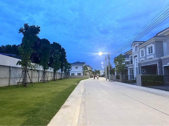 AOM 2677เช่าบ้าน Golden Neo สุขุมวิท ลาซาล   (สุขุมวิท 113)พร้อมเข้าอยู่แล้วบ้านให้เช่า Golden neo Sukhumvit Lasalle บ้านแฝดสไตล์บ้านเดี่ยว 2 ชั้น  4 ห้องนอน   3 ห้องน้ำ  พื้นที่~ 150 ตร.ม. บ้านใหม่  บิ้วอินทั้งหลัง  ติดตั้ง Wall Charge สำหรับรถไฟฟ้า  บ้านมีเครื่องปรับอากาศและเฟอร์นิเจอร์ครบพร้อมเครื่องใช้ไฟฟ้าครบๆ ห้องนั่งเล่น ห้องทานอาหาร ห้องครัว ห้องนอน  บ้านอยู่ในโซนทำเลดีที่สุดของโครงการ บ้านฝั่งเ