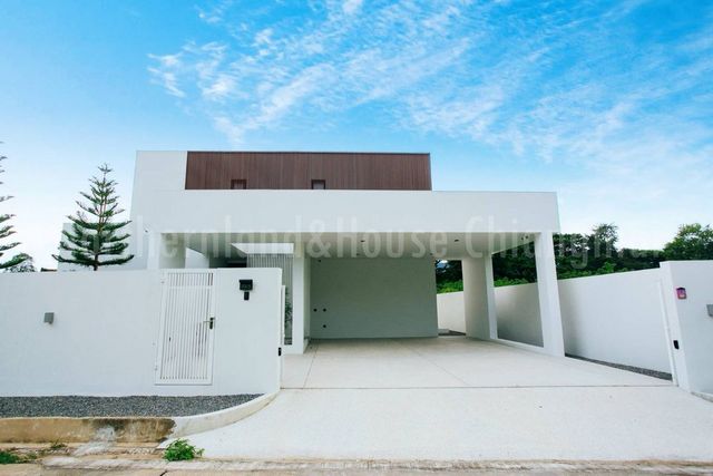 สวยสุดๆ ขาย 15 ล้าน /ให้เช่า 100,000 บาท/เดือน 100 ตรว. #แม่ริม #บ้านสร้างใหม่ 2 ชั้น พร้อมสระว่ายน้ำ #วิวภูเขา สวย #ตกแต่งครบ อนุญาตให้ทำ #Airbnb ได้ค่ะบนที่ดิน 100 ตร.ว.พื้นที่ใช้สอย 320 ตร.ม.4 ห้องนอน 4 ห้องน้ำห้องทำงาน รับแขก ส่วนทานอาหาร และส่วนเตรียมอาหาร มีครัวไทย แยกพื้นที่ซักล้าง แอร์ครบทุกห้องสระว่ายน้ำ 3*4 ระบบเกลือ โอบล้อมไปด้วยสวนที่จอดรถ 2 คัน และ กล้องวงจรปิด 7 ตัวประตูรีโ