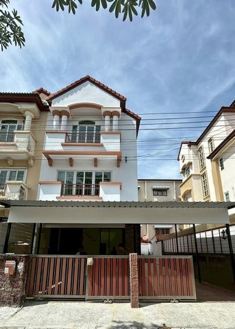 RTJ2219ให้เช่าทาวโฮมหลังมุม 50 ตร.ว.   7 ห้องนอน · 3 ห้องน้ำ   แอร์7 เครื่อง ที่จอดรถ 5 คัน   3.5 ชั้น ตกแต่งใหม่ทั้งหลัง   หมู่บ้านสรานนท์ ปากเกร็ดเนื้อที่ 50 ตร.ว. พื้นที่ใช้สอย 280 ตร.ม. 7 ห้องนอน · 3 ห้องน้ำ   แอร์7 เครื่อง ที่จอดรถ 5 คันสนใจติดต่อคุณเจี๊ยบ 092-851-6969Line:keti2522ราคาเช่า 29,000 บาท /เดือน ตำบล ปากเกร็ด อำเภอปากเกร็ด นนทบุรี 11120รายละเอียดให้เช่าโฮมออฟฟิศโมเดิร์น 3 ชั้นครึ่ง 280 ตรม. หมู่บ้านส