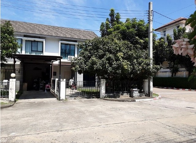   ขาย บ้านเดี่ยว/ทาวน์เฮ้าส์/คอนโด โครงการ ขาย ทาวน์เฮ้าส์ แขวงท่าแร้ง เขตบางเขน กรุงเทพมหานคร  แขวงท่าแร้ง เขตบางเขน กรุงเทพมหานคร  ราคาโปรโมชั่น 2,545,000     บาท    ลดจาก   3,520,000    บาท ราคาโปรโมชั่นตั้งแต่วันที่  13 มีนาคม - 31 พฤษภาคม 2569  รายละเอียดทรัพย์ -  เนื้อที่ 0-0-34.8  ตารางวา    -  บ้านหันไปทางทิศ ตะวันออกเฉียงใต้  พิกัดทรัพย์ : https://maps.app.goo.gl/VTxiq3zag2Qhhm316  สถานที่ใกล้เคียง   -  บิ๊กซี มาร์เก็ต ค�