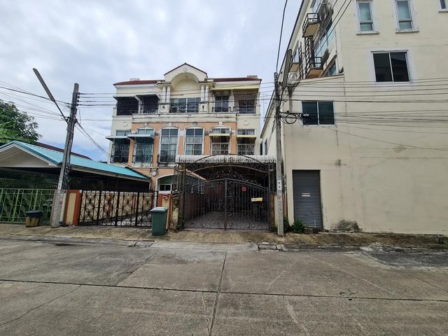    ขายทาวน์เฮ้าส์ โครงการ คาซ่า ยูเรก้า  ห่างจาก บิ๊กซี ซูเปอร์เซ็นเตอร์ เพชรเกษม 1 เพียง 1.30 กม.  ซอย 5 ซอย เพชรเกษม 63/4 ถนน เพชรเกษม แขวง บางแค เขต บางแค จังหวัด กรุงเทพมหานคร  ราคาโปรโมชั่น  3,669,000  บาท    ลดจาก  4,140,000  บาท ราคาโปรโมชั่นตั้งแต่วันที่  2 มีนาคม - 31 พฤษภาคม 2569  รายละเอียดทรัพย์ -  เนื้อที่ 32.60 ตร.ว.   พื้นที่ใช้สอย 347.50 ตร.ม. -  4 ห้องนอน 6 ห้องน้ำ   -  ที่จอดรถ 1 คัน  -  บ้านหันไปทางทิศ เ�