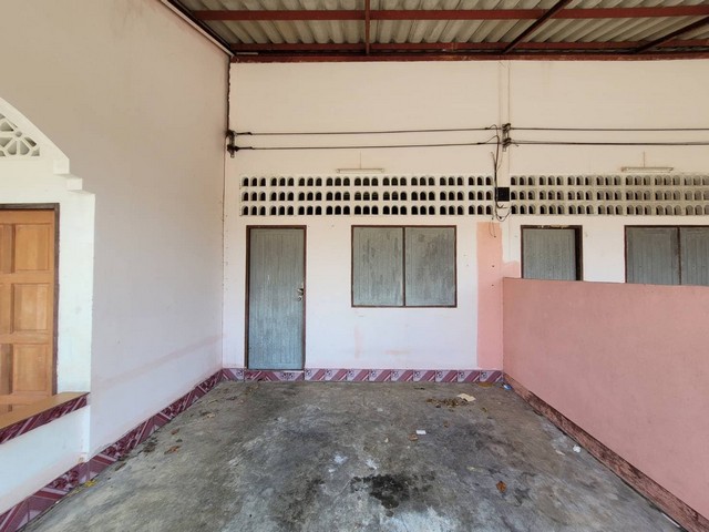   ขาย บ้านเดี่ยว/ทาวน์เฮ้าส์/คอนโด โครงการ  ขาย ตึกแถว ตะกั่วป่า  ถนน เพชรเกษม(ทล.4) ตำบล ตะกั่วป่า อำเภอ ตะกั่วป่า จังหวัด พังงา    ราคาโปรโมชั่น  2,757,000    บาท    ลดจาก  3,148,000    บาท  ราคาโปรโมชั่นตั้งแต่วันที่  2 มีนาคม - 31 พฤษภาคม 2569  รายละเอียดทรัพย์ -  เนื้อที่ 70.00 ตร.ว.   พื้นที่ใช้สอย 264.20 ตร.ม. -  บ้านหันไปทางทิศ ใต้  พิกัดทรัพย์ : https://maps.app.goo.gl/GNtUrozDbYxGdSCx8  สถานที่ใกล้เคียง   -  ตลาดริมน้ำตะกั่วป่า 0.05 �