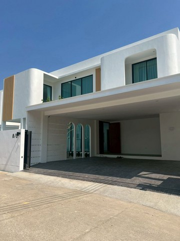 ให้เช่า 85,000 บาท/เดือน บ้านพูลวิลล่าหรู 2 ชั้น #สันผักหวาน #หางดง บ้านหรูใกล้เมือง เฟอร์นิเจอร์ครบ พร้อมเข้าอยู่! ทุกหลังติดตั้ง โซลาร์เซลล์ ช่วยประหยัดค่าไฟรายละเอียด:• พื้นที่ใช้สอย 285 ตร.ม.• ที่ดิน 67–81 ตร.วา• 4 ห้องนอน | 5 ห้องน้ำ• สระว่ายน้ำส่วนตัวให้เช่า: 85,000 บาท/เดือน (สัญญา 1 ปี)ทำเลศักยภาพ – หางดง ใกล้ตัวเมืองเชียงใหม่• 3 นาที → โรงเรียนเมอริทตัน & ซันไชน์• 10 นาที → โ�