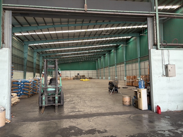 BST919 ให้เช่าโกดัง / คลังสินค้ามีให้เลือก 2 ขนาด  ทำเลย่านกระทุ่มแบน สมุทรสาคร ใกล้ถนนพระราม 2 และวงแหวนกาญจนาภิเษกติดต่อ Agent คุณบัว (Bua)Tel: 093-646-4597 LINE ID: Bua093ราคาเช่า 100 บาท/ตร.ม. (เริ่มต้นประมาณ 215,000 บาท/เดือน)รายละเอียดทรัพย์โกดังให้เช่าทำเลศักยภาพในย่านกระทุ่มแบน สมุทรสาคร ตั้งอยู่บนถนนสายใยรัก ซอย 7 ใกล้เส้นทางหลักหลายสาย เหมาะสำหรับใช้เป็นคลังสินค้า ศูนย์กระจายสินค้า หร�