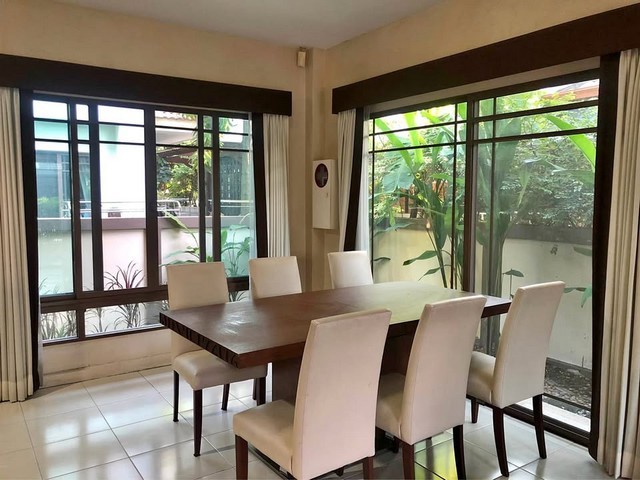 RHT2557ให้เช่าบ้านเดี่ยว 2 ชั้น โครงการเศรษฐสิริ วงแหวน-สุขาภิบาล 2 ถนนเสรีไทย  เชื่อมต่อ ถนนรามอินทรา รามคำแหง สุขาภิบาล2 พระราม9 และ มอร์เตอร์เวย์ ใกล้ห้าง Fashion islandเนื้อที่ 63 ตารางวา พื้นที่ใช้สอย 180 ตารางเมตร 3 ห้องนอน 3 ห้องน้ำ ที่จอดรถ 2 คัน สนใจติดต่อคุณเจี๊ยบ 092-851-6969Line ID : keti2522**ขออภัยไม่รับสัตว์เลี้ยงคะ **ราคาเช่า 32,000/เดือน(ราคารวมค่าส่วนกลางแล้ว )มัดจำ2 เดือน ล่วงหน้า1 เดือน �