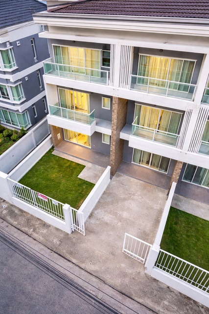  ใกล้ MRT ศรีนครินทร์38 1.2กม.ถ.อ่อนนุช50-54 ทาวน์โฮม 3 ชั้น 3 นอน 4 น้ำ สไตล์โมเดิร์น แต่งครบ 27ตร.ว. 320ตร.ม. 35,999 B-M. ซีคอนสแควร์ ศรีนครินทร์ ฟังก์ชันครบ เหมาะอยู่อาศัย หรือโฮมออฟฟิศ ใกล้แหล่งไลฟ์สไตล์ ซีคอนสแควร์ ศรีนครินทร์ 1.5 กม.และการเดินทางสะดวกOnnut Rd 50-54 near MRT Srinakarin38 1.2km. 3story townhome 3bed 4bath modern style fully furnished land size 27sq.wa. usable area 320sq.m. rental price 35,999 B-M. Seacon located in On Nut Srinakarin area suitable for residence or home office close to Seacon Square Srinakarin 1.5 km. and convenient transportationถ.อ่อนนุช50-54 ศรีนคร�