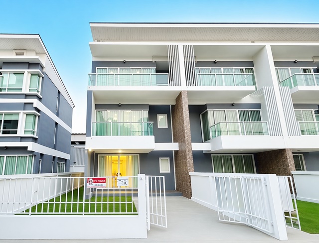 ใกล้แหล่งไลฟ์สไตล์ ซีคอนสแควร์ ศรีนครินทร์ 1.5 กม.และการเดินทางสะดวกซีคอนสแควร์ ศรีนครินทร์ใกล้ MRT ศรีนครินทร์38 1.2กม. ถ.อ่อนนุช50-54 ทาวน์โฮม 3 ชั้น 3 นอน 4 น้ำ สไตล์โมเดิร์น แต่งครบ 27ตร.ว. 320ตร.ม. 34,999 B-M.ฟังก์ชันครบ เหมาะอยู่อาศัย หรือโฮมออฟฟิศ Seacon Square Srinakarin 1.5 km. 3story townhome 3bed Onnut Rd 50-54 near MRT Srinakarin38 1.2km. 4bath modern style fully furnished land size 27sq.wa. usable area 320sq.m. rental price 34,999 B-M. Seacon located in On Nut Srinakarin area suitable for residence or home office close to  and convenient transportationถ.อ่อนนุช50-54 ศรีนคร�