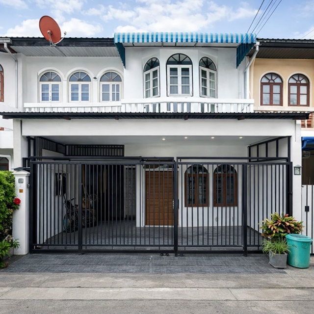 ทาวน์เฮาส์ 2 คูหาสัมมากร รามคำแหง 114 -124 3นอน รพ.เกษมราษฎร์ รามคำแหง 750ม.40 ตร.ว. 320 ตร.ม. รร.เตรียมอุดมน้อมเกล้า 900ม. 