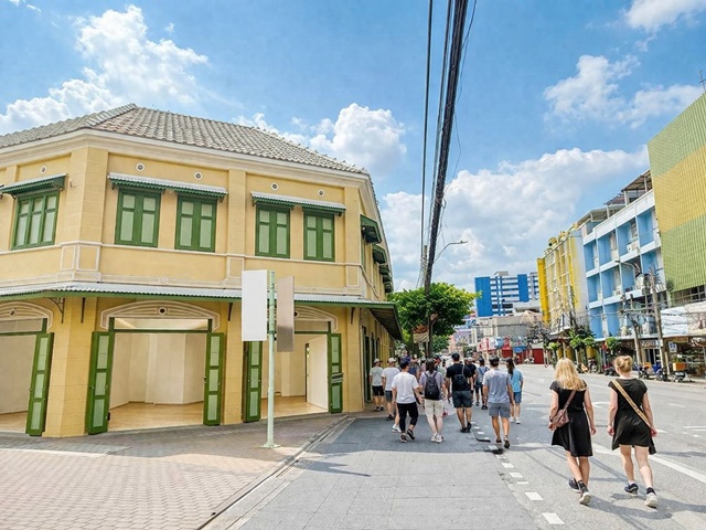 ใกล้แหล่งไลฟ์สไตล์ ค่าเช่า 74,999–79,999 บาท/เดือน ห้องน้ำใช้ร่วมกัน พื้นที่เชิงพาณิชย์ให้เช่า ชั้น 1 เท่านั้น ขนาด 14 ตร.ว.(55 ตร.ม.) หน้ากว้าง เหมาะจัดร้านและโชว์สินค้า เหมาะทำร้านค้า/คาเฟ่ ทำเลดี ติดถนนเยาวราช และป้ายรถเมล์ ใกล้ MRT วัดมังกร เพียง 350 ม. และตลาดสำเพ็ง 900 ม. รายล้อมด้วยชุมชนและอาคารสำนักงาน เดินทางสะดวก Commercial space for rent (ground floor only), 14 sq.wah (55 sq.m.) with wide frontage—ideal for retail or café use.Prime location on Yaowarat Rd., next t