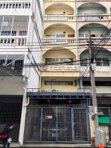 ขายด่วน! อาคาร 4 ชั้นครึ่ง ทำเลศักยภาพในย่าน ทุ่งวัดดอน–สาทร หนึ่งในโซนเมืองที่เชื่อมต่อชีวิตการทำงานและการอยู่อาศัยได้อย่างลงตัว เหมาะทั้งสำหรับการลงทุนและการต่อยอดธุรกิจในอนาคตเนื้อที่ 21 ตารางวาอาคาร 4 ชั้นครึ่งราคาเพียง 8.9 ล้านบาททำเลชุมชน ใจกลางเมืองเหมาะทำ โฮมออฟฟิศ / อพาร์ตเมนต์ / อาคารปล่อยเช่า / ค้าขายใช้งานได้ทันที หรือปรับปรุงเพิ่มมูลค่าเดิน�