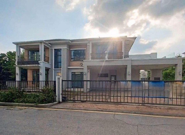    ขาย บ้านเดี่ยว/ทาวน์เฮ้าส์/คอนโด โครงการ   ขาย บ้านเดี่ยว เขตมีนบุรี กรุงเทพมหานคร    แขวงมีนบุรี เขตมีนบุรี กรุงเทพมหานคร   ราคาโปรโมชั่น  15,395,000    บาท    ลดจาก   22,550,000    บาท ราคาโปรโมชั่นตั้งแต่วันที่  13 มีนาคม - 31 พฤษภาคม 2569  รายละเอียดทรัพย์ -  เนื้อที่ 0-1-59.3  ตารางวา   -  บ้านหันไปทางทิศ  ตะวันออกเฉียงใต้  พิกัดทรัพย์ :  https://maps.app.goo.gl/uju5LqYsR4qpjBQf6  สถานที่ใกล้เคียง   -  โรงพยาบาลรามคำแหง2​  2.9 km.​ - 