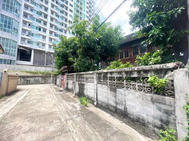 ขายที่ดิน 99 ตรว. หน้ากว้างที่ดิน 21 เมตร ลึก 21 เมตร (แปลงมุม)สะดวกแม้ไม่ต้องใช้รถ เดินสบายใกล้ถนนใหญ่เพียง 2 นาที ใกล้ รถไฟฟ้าสายสีม่วง MRT แยกติวานนท์  ใกล้ บิ๊กซี ติวานนท์  , เซเว่น หน้าปากซอย ร้านค้า ร้านอาหาร , ไปรษณีย์ , ตลาด ฯ https://maps.app.goo.gl/17ThtK4keXY8ha519..เข้า - ออก 2 ทาง 1.  เข้าซอย ( วัดลานนาบุญ ) จาก ถ.ประชาราษฎร์ เข้าซอยประชาราษฎร์ 1 แยก 1   ประมาณ 300 ม. 2. จาก ถ.นครอินทร์ เข้าซอยประมาณ 50 ม. ขา�