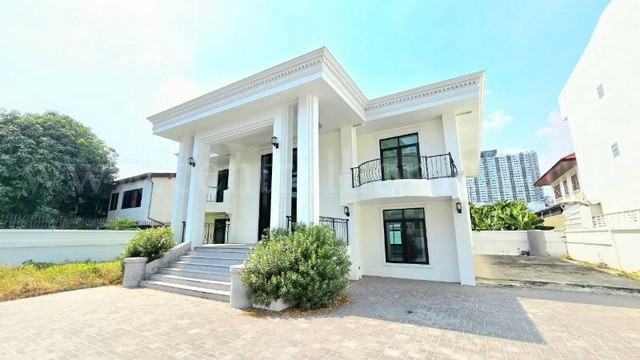 รหัสทรัพย์ : 7160บ้านเดี่ยว ซอยวิภาวดีรังสิต 36 ทำเลทอง รีโนเวทใหม่ สวยมาก ราคาถูกที่ตั้ง : แขวงจตุจักร เขตจตุจักร กรุงเทพมหานคร 10900รายละเอียดทรัพย์- บ้านเดี่ยว 2 ชั้น เนื้อที่ 129 ตารางวา พื้นที่ใช้สอย 280 ตารางเมตร- 6 ห้องนอน, 5 ห้องน้ำ, 1 ห้องรับแขก, 1 ห้องนั่งเล่น, 1 ห้องครัว, 4 ที่จอดรถ- บ้านรีโนเวทใหม่ทั้งหลัง ตกแต่งพร้อมเข้าอยู่ สวยและมีสไตล์- ห้องนอนชั้นบน มีห้องน้ำพร้อ�