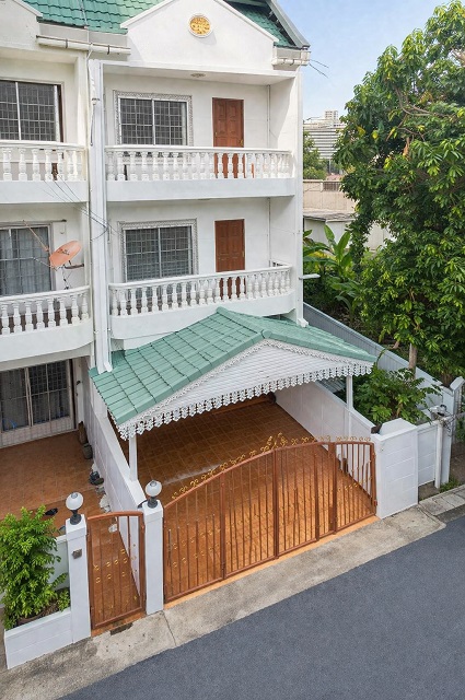 ใหญ่มาก! 4นอน เซ็นทรัลปิ่นเกล้า จรัญฯ43-45 MRTบางขุนนนท์ บางยี่ขัน แอร์3ตัว ให้เช่าทาวน์เฮ้าส์ใหญ่ 3ชั้น 4นอน 3น้ำ 1ครัว 1จอดรถ 12,998 b-m 24 ตรว.240ตรม.Largest 4Bed Central Pinklao Charan43-45 MRT Bangkunnon 3Air Bangyikan For Rent Townhouse 3 Stories 240Sq.m 24Sq.wa 12,998 b-mแขวง อรุณอมรินทร์ เขตบางกอกน้อย กรุงเทพมหานคร 24 ตรว.240 ตรม.24 Sqwa.240Sqm.มีเฟอร์นิเจอร์พร้อมอยู่เครื่องปรับอากาศ 3ตัวเครื่องทำน้ำอุ่นเตียง ตู้เย็น โต๊ะกินข้าว โทรทัศน์ ชุดโซฟา 4 ห้องนอน 3 ห้องน้