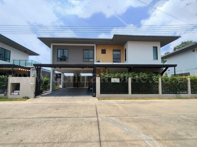 รหัสทรัพย์ : 6243บ้านเดี่ยว สยามไฮวิลล์ คลองหลวง - เอราวัณ ตกแต่งครบ พร้อมอยู่ ราคาถูกที่ตั้ง : ถนนเอราวัณ 1 ตำบลคลองสอง อำเภอคลองหลวง จังหวัดปทุมธานี 12120รายละเอียดทรัพย์- บ้านเดี่ยว 2 ชั้น เนื้อที่ดิน 57.7 ตารางวา พื้นที่ใช้สอย 190 ตารางเมตร- 3 ห้องนอน, 3 ห้องน้ำ, 1 ห้องรับแขก, 2 ห้องครัว, 4 ที่จอดรถ- แอร์ 4 เครื่อง, เครื่องทำน้ำอุ่น 2 เครื่อง, ผ้าม่าน, มุ้งลวด, ปั๊มน้ำ+แท้งค์น้ำ- ต่อ