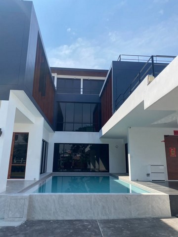 รหัสC7112 ให้เช่า ขายบ้านเดี่ยว 3 ชั้น Luxuly Pool villa ทำเลสุขุมวิท 62  ใกล้ BTS บางจาก**ให้เช่า/ขาย**ราคาเช่า 350,000 บาท/เดือน ราคาขาย 75,000,000 บาท (เจ็ดสิบห้าล้านบาท)โทร : 095-823 9789 คิทLine id : candy.456Line Add Friend : https://line.me/ti/p/rHhjrvhm_zบ้านเดี่ยว 3 ชั้น Luxuly Pool villa ทำเลสุขุมวิท 62  ใกล้ BTS บางจากเนื้อที่ประมาณ 275 ตารางวาพื้นที่ใช้สอย 700 ตารางเมตร5 ห้องนอน 7 ห้องน้ำ1 ห้องครัว 1 ห้องแม่บ้าน 2 ห้องนั่งเล่นจอดรถได้หลายคัน(เป็นซอยส่วนบุคค�