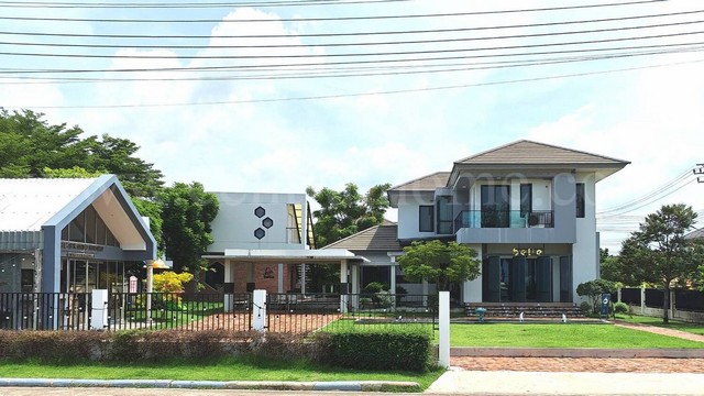 รหัสทรัพย์ 6645บ้านเดี่ยวหลังใหญ่ 243.9 ตร.วา เดอะ แกรนด์ ริเวอร์ สุวรรณภูมิ หลังมุม ราคาถูกที่ตั้ง : ถนนบางนา - ตราด ตำบลบางปลา อำเภอบางพลี จังหวัดสมุทรปราการ 10540รายละเอียดทรัพย์- บ้านเดี่ยว 2 ชั้น เนื้อที่ 243.9 ตารางวา พื้นที่ใช้สอย 450 ตารางเมตร- 4 ห้องนอน, 4 ห้องน้ำ, 1 ห้องนั่งเล่น, 1 ห้องรับแขก, 2 ห้องครัว, 1 เรือนรับรอง, 4 ที่จอดรถ- แอร์ 6 เครื่อง, เครื่องทำน้ำอุ่น, ปั้มน้ำ+แท�