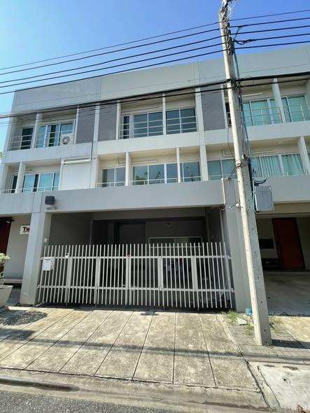 ให้เช่าทาวน์โฮม 3 ชั้น 200 ตรม 3 ห้องนอน โครงการ โนเบิลคิวบ์ พัฒนาการ ใกล้สวนส่วนกลาง ใกล้ทางด่วน ใกล้ทองหล่อติดต่อ:: ชยา โทร/ID Line:: 0942823961Link Line:: https://line.me/ti/p/3xFA1An8Kcรหัส # T26-460ทาวน์โฮม 3 ชั้น โครงการ โนเบิลคิวบ์ พัฒนาการ ใกล้สวนส่วนกลาง ใกล้ทางด่วน ใกล้ทองหล่อ– ขนาด 20 ตรว.– พื้นที่ใช้สอย 200 ตรม.– 3 ห้องนอน– 3 ห้องน้ำ– 2 ที่จอดรถ– ทำเลดีเพียง 3 กม.จากทองหล่อสิ่งอำนวยความสะดวก– คลับเฮาส์– สระ