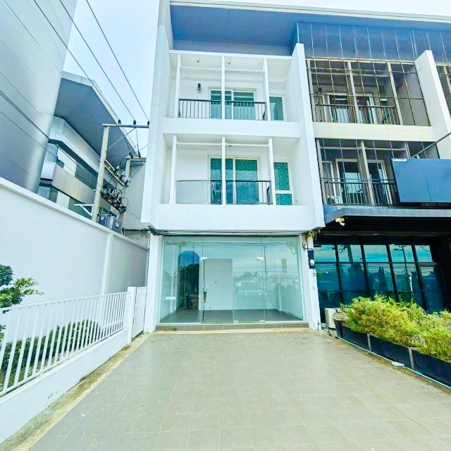 พลายชุมพล ใกล้เซ็นทรัลพิณุโลก 1.6 กม. อาคารพาณิชย์ 3 ชั้น 3นอน 3น้ำ  ถนนวงแหวน by pass 16ตร.วา. 190ตร.ม. 24,999B-M.เหมาะทำสำนักงาน และอยู่อาศัย ทำเลเมืองพิษณุโลก เดินทางสะดวก ใกล้แหล่งชุมชน รพ.พิษณุโลก 2.6 กม. บขส.พิษณุโลก และสิ่งอำนวยความสะดวกCentral Phitsanulok 1.6km PhlaiChumphon Three story commercial building with 3bed 3bath and bypass ring road 16sq.wa. 190sq.m. 24,999B-M suitable for office or residential use convenient location in Phitsanulok city close to amenities including Phitsanulok Hospital 2.6 km. bus station and other facilitiesAH13ถ.สิงหวัฒน์ เลี่ยงเมืองพิษณุ�