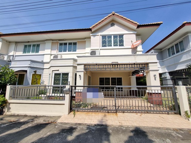  รหัสทรัพย์ (Code ID) :  PTT-26-P00905  ราคา 3,600,000 บาท (ราคาต่อรองได้) ▸ เนื้อที่  35.30 ตารางวา  พื้นที่ใช้สอย 177 ตารางเมตร   ▸ - ห้องนอน - ห้องน้ำ     ▸ 1 ที่จอดรถ   บ้านแฝดหันไปทางทิศ   พิกัดทรัพย์ :  https://maps.app.goo.gl/T5ZjM9EaULWMY4rw7  สถานที่ใกล้เคียง ▸ใกล้โรบินสัน ไลฟ์สไตล์ ศรีสมาน ▸ใกล้ตลาดโอโซนวันดอนเมือง ▸ใกล้ตลาดดวงแก้วพลาซ่า ▸ใกล้โรงพยาบาลทหารอากาศ(สีกัน)  สอบถามเพิ่มเติม / นัดชม โทร. 097-419-5982(พลอย) โทร. 096-932-4624(ออม�