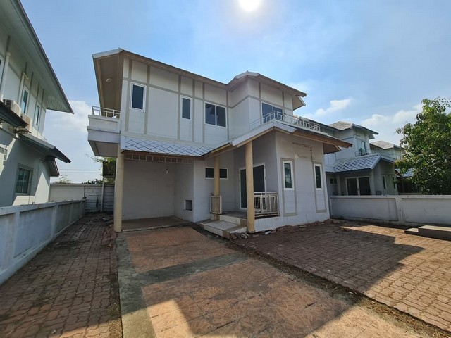  รหัสทรัพย์ (Code ID) :  PTT-26-P00789  ราคา  2,634,000 บาท (ราคาต่อรองได้) ▸ เนื้อที่ 53.30 ตารางวา  พื้นที่ใช้สอย 174.50 ตารางเมตร   ▸ 2 ห้องนอน 3 ห้องน้ำ     ▸ 1 ที่จอดรถ   บ้านเดี่ยวหันไปทางทิศ   พิกัดทรัพย์ :  https://maps.app.goo.gl/qWtrDFZ5mGiUrfGo7  สถานที่ใกล้เคียง ▸ใกล้ตลาดรังสิต ▸ใกล้เมเจอร์ ซีนีเพล็กซ์ รังสิต ▸ใกล้ตลาดสะพานแดงมาร์เก็ต ▸ใกล้โรงพยาบาลบางปะกอก-รังสิต 2  สอบถามเพิ่มเติม / นัดชม โทร. 097-419-5982(พลอย) โทร. 096-932-4624(ออมสิน