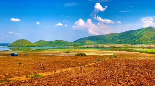 ขายที่ดินหนองปรือ กาญจนบุรี  371 ไร่ อยู่ใกล้อ่างเก็บน้ำห้วยกระพร้อย วิวเขาสวยจ้า*** ขายไร่ละ 260,000 บาท  *** ( มีเนื้อที่ดิน 371-1-91 ไร่ ) ขายที่ดิน ใกล้แหล่งน้ำ กาญจนบุรี 371 ไร่  เป็นที่ราบ วิวเขาสวย เหมาะทำเกษตร ทำฟาร์ม วิวสวย บรรยากาศดี ทำรีสอร์ท ทำแหล่งท่องเที่ยว  ที่ตั้งที่ดิน  : ตำบล หนองปรือ อำเภอ หนองปรือ กาญจนบุรี 71220ขายสวนทุเรียน เนื้อที่ดิน 371-1-91ไร่   - ปัจจุบันให้คนเช่า�