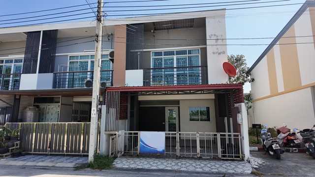   ขายทาวน์เฮ้าส์ 2 ชั้น โครงการ พฤกษา ทาวน์ พรีเว่ รามอินทรา117    แขวงบางชัน เขตคลองสามวา กรุงเทพ   ราคา  2,800,000  บาท  (ราคาต่อรองได้)  รายละเอียดทรัพย์ -  เนื้อที่ 110 ตร.ว.   พื้นที่ใช้สอย 18.2 ตร.ม. -  3 ห้องนอน 2 ห้องน้ำ   -  ที่จอดรถ 2 คัน  พิกัดทรัพย์ : https://maps.app.goo.gl/Xx3ekSumc53XrWK47  สถานที่ใกล้เคียง   -  Fashion island/ Promenade  6.2 กม. -  ซาฟารีเวิลด์  7.6 กม. -  โรงพยาบาลสินแพทย์  10 กม. -  โรงเรียนนวมินทราชินูทิศเบญจมราชาลัย  11.2 กม.  