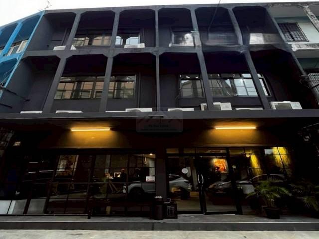 ให้เช่าอาคารพาณิชย์ 3 ชั้น 2 คูหา (ติดกัน) 200 ตร.ม. ถนนลาดพร้าว ใกล้ MRT พหลโยธินราคาเช่า 100,000 บาท / เดือน ( สัญญาขั้นต่ำ 3 ปี ประกัน 3 เดือน ล่วงหน้า 1 เดือน ชำระก่อนเข้าอยู่ 4 เดือน )ที่ตั้ง ถนนลาดพร้าว แขวงจอมพล เขตจตุจักร กรุงเทพมหานคร 10900ติดต่อ : คุณภัสพงณ์ 0634098164Line : deedee23https://www.facebook.com/profile.php?id=61581484955548พื้นที่ใช้สอยประมาณ 200 ตารางเมตร หน้ากว้าง 4.5 เมตร ลึก 13 เมตร เพดานสูง 3.5 เมตร จำนวน 2 คูหา 3 ชั้น ท