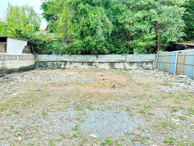 ใกล้ MRTเพชรเกษม48  MRT หลักสอง เหมาะทำโกดัง ลานจอดรถ  ม.สยาม 2.2 กมนักบุญเปโตร1.28กม. สาย1 บางแวก108-118 ที่ดินให้เช่า 100ตร.วา. 