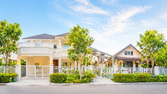 ใกล้โลตัส สุขาภิบาล3 1.8 กม.5-6นอน 111ตร.วา. เพอร์เฟคเพลส รามคำแหง 164  คฤหาสน์หัวมุม 2ชั้น พร้อมเรือนรับรอง2ชั้น 5-6นอน 111ตร.วา. 410ตร.ม. 