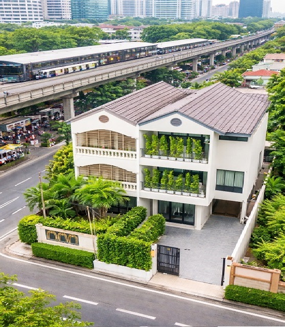 ใกล้BTSเอกมัย 1.2กม.ดีไซน์ทันสมัย ทาวน์เฮ้าส์ใหม่ 3.5 ชั้น 4 นอน 5 น้ำ  31ตร.ว. 380ตร.ม. 119,999B-M.ขาย 19.89 ลบ.ทำเลสุขุมวิท 71 ปรีดี เหมาะอยู่อาศัย และลงทุน ปรับฟังก์ชันได้หลากหลาย พร้อมเฟอร์ฯครบ ใกล้รร.นานาชาติเซนต์แอนดรูว์ กรุงเทพฯ 700 ม.แวดล้อมด้วยไลฟ์สไตล์BTS Ekkamai 1.2km.Brand new 3.5-story townhouse 4bed 5bath modern design 31sq.wa. 380sq.m. rent 119,999B-M. selling price 19.89 million Bath located on Sukhumvit 71 Pridi Banomyong Road ideal for living or investment flexible layout fully furnished near St Andrews International School Bangkok 700 m. surrounded by lifestyle amenitiesทางด่ว