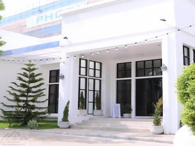 ขายที่ดิน 351 ตร.ว. พร้อมอาคาร 1 ชั้น ย่านแบริ่งซอย 5 เขตบางนา ใกล้ BTS แบริ่งราคาขาย 65,000,000 บาทราคาเช่า 110,000 บาท / เดือน ( บุคคลธรรมดา )ราคาเช่า 120,000 บาท / เดือน ( จดทะเบียน )ที่ตั้ง ถนนแบริ่ง ซอยแบริ่ง 5 แขวงบางนา เขตบางนา กรุงเทพมหานคร 10260ติดต่อ : คุณภัสพงณ์ 0634098164Line : deedee23https://www.facebook.com/profile.php?id=61581484955548เนื้อที่ 351 ตารางวา อาคารพื้นที่ใช้สอย 250 ตารางเมตร จำนวน 1 ชั้น 2 ห้องนอน 3 ห้องน้ำมี 1 ห้องโถง ที่จอด�