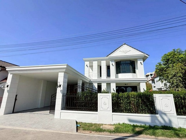 #โซนสุเทพ ราคาพิเศษ 8.99 ล้าน บ้าน 2 ชั้น #สไตล์โมเดิร์นคลาสสิค ดีไซน์หรู ลงตัวทุกมุมมอง #ใกล้มช. — มีเพียงหลังเดียวเท่านั้น บ้านกว้าง โปร่ง บรรยากาศเงียบสงบ เดินทางสะดวกมาก #หิ้วกระเป๋าพร้อมเข้าอยู่ได้เลยพื้นที่ดิน 70 ตร.วา | พื้นที่ใช้สอย 202 ตร.ม.4 ห้องนอน | 3 ห้องน้ำ | ครัวไทย + ครัวฝรั่งบิวท์อินจอดรถได้ 3 คันสนามหญ้าส่วนตัว รองรับกิจกรรมครอบครัวติดตั้งระบบไฟ รองรับ EV 