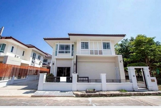 #โซนท่าศาลา #อ.เมือง ขาย 4.9 ล้าน บ้านเดี่ยว 2 ชั้น #เฟอร์นิเจอร์ครบ ทำเลคุณภาพ #ถนนวงแหวนรอบกลาง ในโครงการน่าอยู่ #ใกล้โรงเรียนนานาชาติหลายแห่ง บรรยากาศดี อยู่ตำแหน่งดีที่สุดของโครงการ #น้ำไม่ท่ววมขนาดพื้นที่ที่ดิน 57 ตร.วาพื้นที่ใช้สอย 200+ ตร.ม.ฟังก์ชันบ้าน4 ห้องนอน (ชั้นล่าง 1 ห้อง / ชั้นบน 3 ห้อง)3 ห้องน้ำ1 ห้องซักล้าง1 ห้องเก็บของจุดเด่นโครงการ & ทำเลระบบรักษาความป�