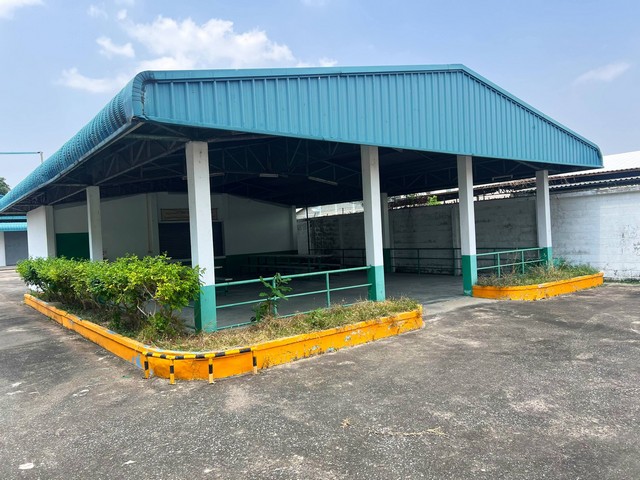 #ขายโรงงานบ้านบึงชลบุรี#ขายที่ดินพร้อมสิ่งปลูกสร้างชลบุรี????เนื้อที่ดิน   21  ไร่????ผังสีเหลือง✴️มีใบอนุญาตลำดับที่ 70,71???? อ.บ้านบึง   จ.ชลบุรี????ราคาขาย  200  ล้านบาท     (รวมค่าภาษี ณ วันโอน  )????รายละเอียด????????โรงงานมีพื้นที่  21  ไร่????มีห้องพัก พนักงาน 90ห้อง????มีออฟฟิตไหญ่ 1หลัง 200 ตรม✅มีโรงอาหาร 190   ตรม✴️หม้อแปลงไฟฟ้า. 500. kva☑️โรงงานสูง. 12. เมตร✅มีโรงงาน.1-2. พื้นที่ 7,344 ตรม✅มีโรงงาน3-4  พื้น