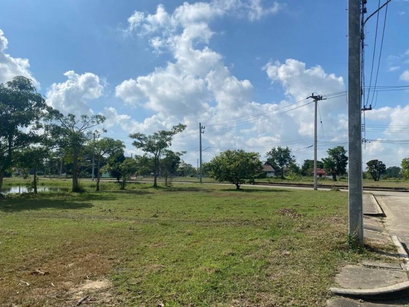 ขายที่ดินเปล่า ทำเลดี โครงการล้านนาเลควิว (แปลงมุมติดเลคใหญ่) ใกล้เมืองเชียงใหม่ที่ตั้ง : ตำบลตลาดขวัญ อำเภอดอยสะเก็ด เชียงใหม่ 50220ขนาดเนื้อที่ : 161 ตรวรายละเอียด-แปลงมุม ติดเลคใหญ่ วิวสวย โล่ง โปร่ง-ถนนสาธารณะกว้าง เข้า-ออกสะดวก-ทำเลดี น้ำไม่ท่วม-มีสิ่งอำนวยความสะดวกในโครงการ เช่น ฟิตเนสจุดเด่น-เหมาะทั้งสร้างบ้านเอง หรือซื้อเก็บลงทุนในอนาคต-ทำเลในโครงการ