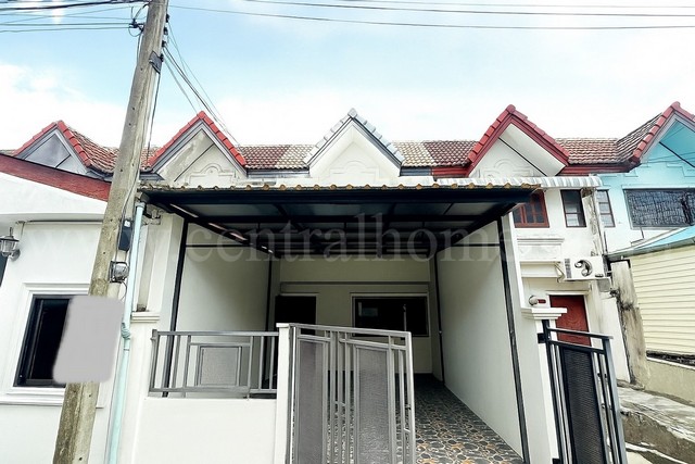 รหัสทรัพย์&nbsp;N0796ทาวน์เฮ้าส์&nbsp;หมู่บ้าน ธนาลักษณ์ 2 คลองหลวง&nbsp;2 รังสิต&nbsp;รีโนเวทใหม่&nbsp;พร้อมอยู่ที่ตั้ง : ซอยบงกช 17 ถนนรังสิต - นครนายก ตำบลคลองสอง อำเภอคลองหลวง จังหวัดปทุมธานี 12120รายละเอียดทรัพย์&nbsp;- ทาวน์เฮ้าส์ 2 ชั้น เนื้อที่ 16.9 ตารางวา พื้นที่ใช้สอย 67.6 ตารางเมตร- 2 ห้องนอน, 2 ห้องน้ำ, 1&nbsp;ห้องรับแขก, 1&nbsp;ห้องครัว, 1 ที่จอดรถ&nbsp;- พื้นชั้นล่างและบนพื้นกระเบื้อง-&nbsp;ต่อเติมหลัง