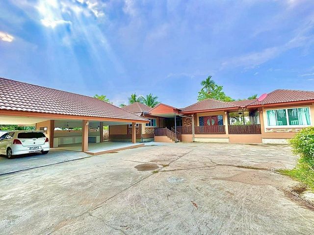 โซนแม่ริม ขายเพียง 9.9 ล้าน 323 ตรว. บ้านเดี่ยวชั้นเดียว เนื้อที่กว้างขวาง บรรยากาศดี ทำเลศักยภาพ เหมาะทำพูลวิลล่า เดินทางสะดวก ใกล้แหล่งท่องเที่ยวรายละเอียดทรัพย์• บ้านชั้นเดียว• เนื้อที่ 323 ตารางวา• 7 ห้องนอน 5 ห้องน้ำ• พื้นที่กว้าง รองรับการต่อยอดธุรกิจได้หลากหลายเหมาะสำหรับ• ทำพูลวิลล่า / บ้านพักตากอากาศ• ทำธุรกิจปล่อยเช่ารายวัน / Airbnb• บ้านพักครอบครัวขนาดใ