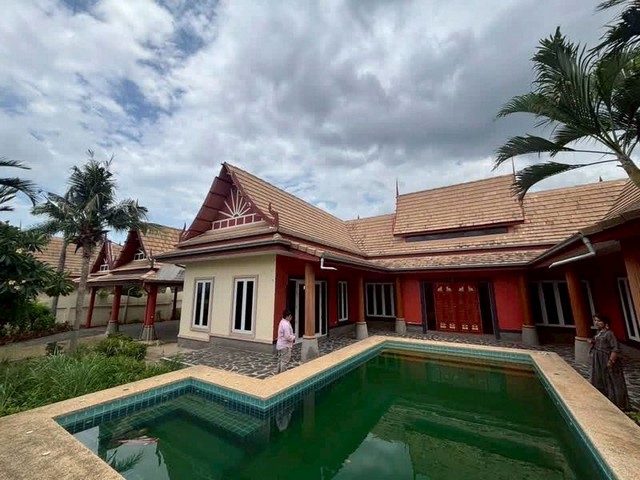  #PrivatePoolVilla with Stunning Mountain View Your peaceful life begins here in Pranburi Green Mountain View . Nong Ta Taem, Pranburi, Prachuap Khiri Khan. Land size: 864 sq.m. (216 sq. wah)  3 Bedrooms  3 Bathrooms  Spacious Living Room  Built-in Kitchen Private Swimming Pool.Only 6.9 MB (Transfer fee included) Price negotiable – direct from owner.Perfect for a holiday home or peaceful everyday living.Surrounded by nature, mountains, and just a short drive to the beach .https://maps.app.goo.gl/gBPEQaFtU4yAt4EX9. Contact us for more info or a viewing โทร  : 062-5615955 Angella/คุณแตงกวาไลน์: tangkwa_sanไลน์ @ : @330CMVSBhttps://lin.ee/XNdh266https://www.facebook.com/share/1Dx4KutQ8n/ #บ้านทำเลค้าขายชลบุรี  #รับฝากขายบ้านที่ดินอสังหาฯชลบุรี  #บริษัทเดอะริชลิฟวิ่งจำกัด #ปัจจัยชี