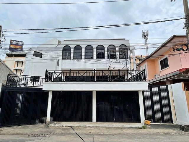 ให้เช่าบ้านเดี่ยว 3.5 ชั้น มีดาดฟ้า ซอยอุดมสุข 52 ใกล้ BTS อุดมสุข และ MRT ศรีอุดม ( รีโนเวทใหม่ )ราคาขาย 12,000,000 บาทราคาเช่า 50,000 บาท / เดือน ( สัญญาขั้นต่ำ 1 ปี ประกัน 3 เดือน ล่วงหน้า 1 เดือน )ที่ตั้ง ถนนสุขุมวิท 103 ซอยอุดมสุข 52 แขวงบางนาเหนือ เขตบางนา กรุงเทพมหานคร 10260ติดต่อ : คุณภัสพงณ์ 0634098164Line : deedee23https://www.facebook.com/profile.php?id=61581484955548เนื้อที่ 56 ตารางวา จำนวน 3.5 ชั้น 2 ห้องนอน 2 ห้องน้ำ 1 ห้องโถง จอดรถ 2 คันบ้า