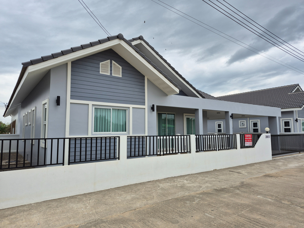 บ้านใหม่ 2.39 ล้าน จองแค่ 10%ได้บ้านพร้อมอยู่ + จัดสวนให้ครบ!โซนสารภี เชียงใหม่ ราคาเพียง 2.39 ล้านบาท  ฟรีค่าใช้จ่ายวันโอน  จองเพียง 10%  รายละเอียดบ้าน ที่ดิน 60 ตร.วาพื้นที่ใช้สอย 140 ตร.ม.3 ห้องนอน2 ห้องน้ำ2 ที่จอดรถของแถม + พื้นที่รอบบ้านจัดให้แล้ว  โซฟารูปตัว L  ชุดโต๊ะรับประทานอาหาร  เคาน์เตอร์ครัว แท้งค์น้ำ ปูหินด้านหลังบ้านเรียบร้อย ดูแลง่าย ไม่รก สนามหญ้าหน้าบ้านขนา�