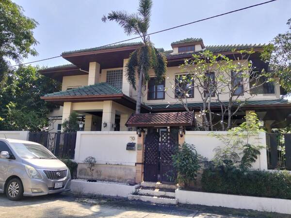 C28022  “บ้านหรูใกล้เมือง แต่ได้ความสงบเพื่อนบ้านคุณภาพ อยู่จริง 80–90%เหมาะทั้งอยู่อาศัยและลงทุนระยะยาว” ขายบ้านหรู สร้างเอง ย่านพุทธมณฑลสาย 1 หลังใหญ่ ทำเลศักยภาพ ใกล้เมือง ใกล้ทางด่วนบ้านเดี่ยวขนาดใหญ่ สร้างเอง ดีไซน์เอง ใส่ใจทุกรายละเอียดสภาพยังสวย พร้อมเข้าอยู่ เหมาะสำหรับครอบครัวใหญ่ หรือผู้ที่ต้องการบ้านระดับพรีเมียม ขนาดและรายละเอียดที่ดิน 208 ตารา